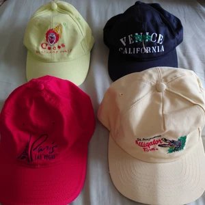 Kepsar - Lite kepsar från olika delar av världen. 80kr /styck🍀 ALLA UTOM DEN RÖDA - SÅLDA