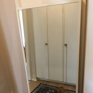 Stor spegel  - Måtten är 70x160 Spegeln har två pyttesmå märken som man knappt märker, ena högst upp där det lossnat lite färg på ramen och andra längst ner på själva spegeln.  Hämtas i Molkom.