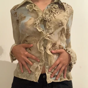 True vintage blus 🐇 - True vintage blus/skjorta i mycket bra skick! Passar mig med S eller 36 på överdelar. Frakten är inkluderad i priset 💋