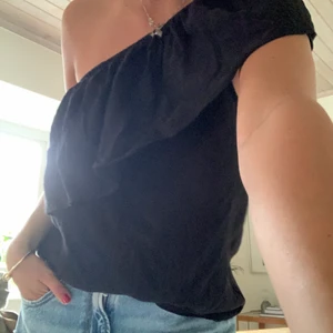 Volang tröja i linne - Så fin one shoulder tröja med volang i linne material! Storlek 36 från hm! Fraktas spårbart för 51kr och med frimärken 36kr❤️