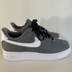 AirForce 1 - Skitsnygga egendesignade AirForce 1. Helt oanvända och säljer för att de var för stora. Köpte de för 1350kr. Skriv privat till mig för fler bilder💓