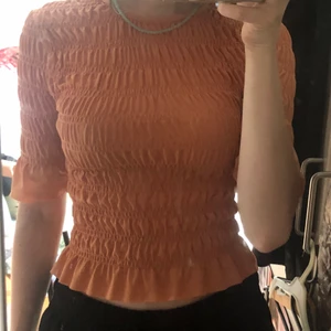 Tröja från Ginatricot  - Ett fint tröja från ginatricot. Har bara legat i garderoben pga färgen så hoppas någon annan vill ha den. Det står att storleken är XS men själva tyget är väldigt elastisk så den funkar för M också 