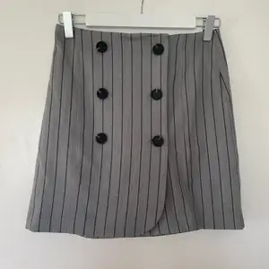 ”Kostym” mini kjol från Asos med knäppning fram. Svart/grå. Aldrig använd 