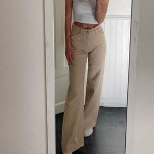 Ljus beiga raka jeans från monki i modellen Yoko!  Superfin färg och sitter as bra. Skriv för fler bilder
