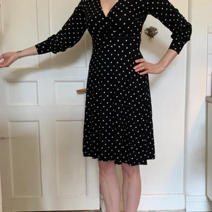 Klänning STOCKH LM - Oanvänd svart prickig klänning med fin passform i viskos. Storlek S, men funkar även för M. (Jag gillar inte långärmat, annars hade jag sparat den själv).  