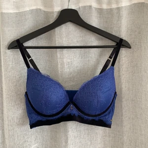 Bh hunkemöller - Bh med lite pushup. 80C men passar mig 75D också. Använd två gånger. Säljs i befintligt skick. 