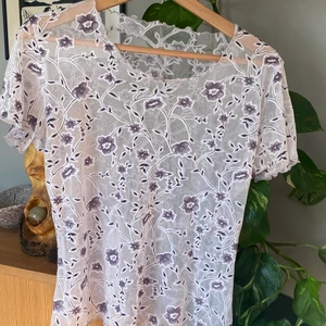 Topp med blommor  - Jätte fin mesh topp med blommor. Vintage köpt secondhand 