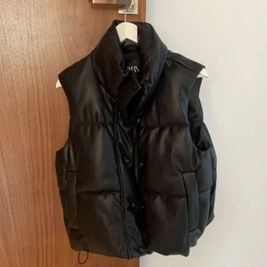 Läder väst  - Läder väst från zara. Inte kommit till användning. Super snygg! 