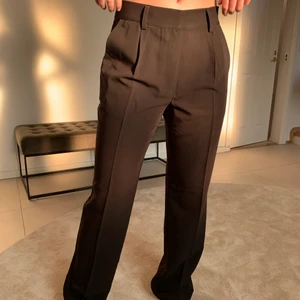 Svarta nakd kostymbyxor  - Svarta kostymbyxor från Nakd. Aldrig använda och prislappen sitter kvar. Nypris 500kr säljer för 250+ frakt (63kr) 🧚🏻‍♂️🧚🏻‍♂️🧚🏻‍♂️