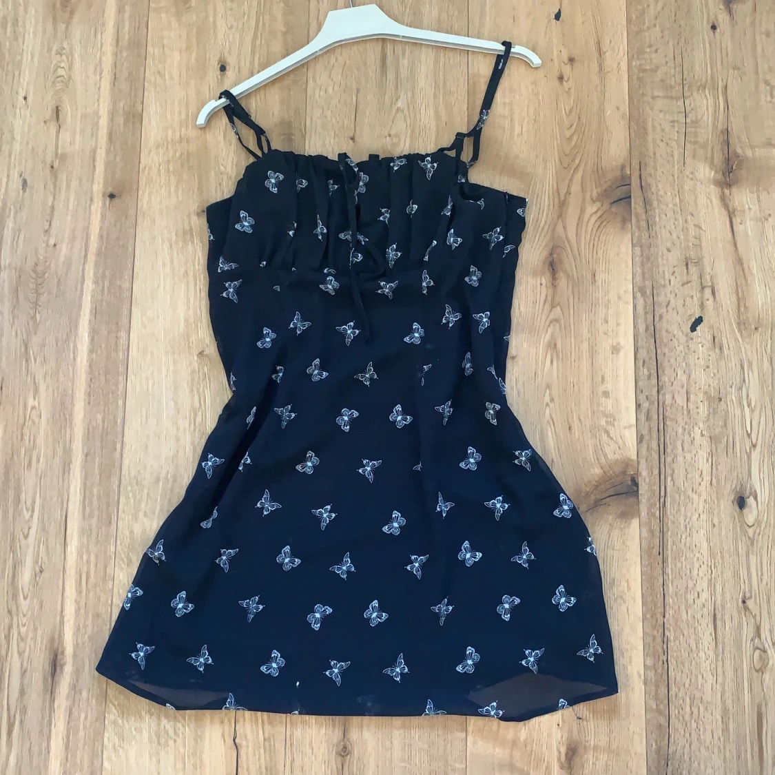 En klänning med fjärilar på, skön till sommar💜❤️