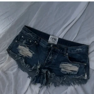 One teaspoon  - Shorts från one teaspoon, oanvända, håller in dom på bilden då dom är för stora för mig, passar en M, nypris över 1000kr