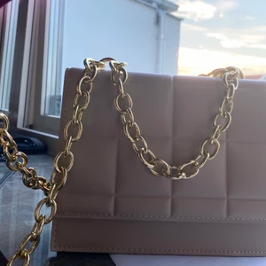 Axelremsväska - Säljer en väska, helt oanvänd. Är stor och får plats med mycket, går att använda på olika sätt. Säljer för 100kr och frakt tillkommer🌸