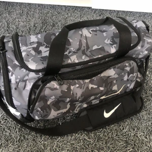 NIKE duffle bag - Knappt använd, perfekt storlek och en skön färg som passar till allt. Perfekt som weekend bag eller tränings/gymväska. 