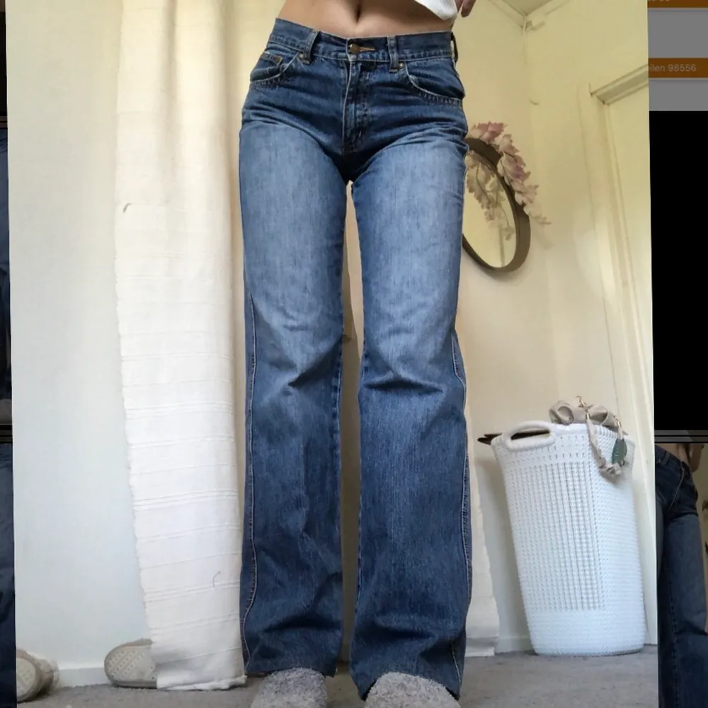 Säljer dessa sjukt snygga lågmidjade jeans🤩 De är långa på mig som är ca 170 och de har innerbenslängden 85 cm💕  Midjemåttet är 78 cm men stretchar ut till minst 82 cm när man har dem på🌸De har storlek ”170” men skulle säga att det motsvarar en S/M 💛 Tänk på att budet är bindande, så om du budar måste du kunna betala☺️. Jeans & Byxor.