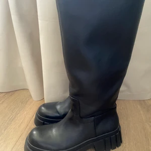 Stövlar från ZARA  - Stövlar från zara i storlek 38. Har haft de på mig bara en gång. Ord.pris 899kr säljer för 500kr