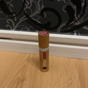 Läppglans - Jättefint läppglans i en stark färg.