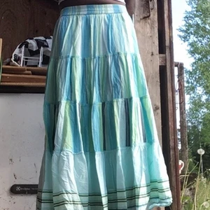 Söt linen summer kjol - Säljer min klok som är användade en gång och passar xs- m eftersom den är lastic på waist.säljer den eftersom jag köpte 3 av dem och dem passar inte till min stil. Super fint till summer  och matcherar till allt .Finns fler bilder och köpare står på frakt och bud i kommentarna.