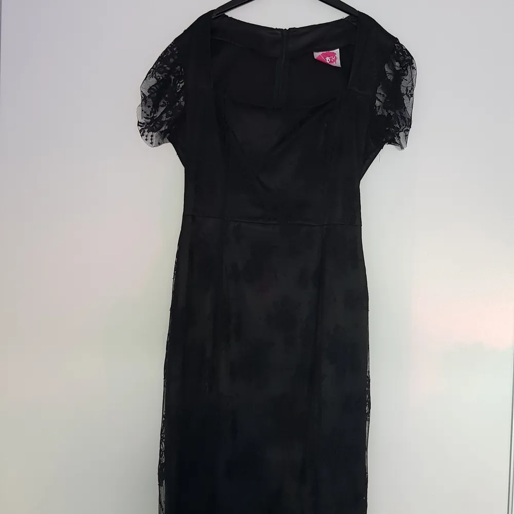 En enkel svart spetsklänning!! Står ingen storlek på den men skulle säga att den är en S/M!! Knappt använd och är i ett bra skick! Köparen står för frakten💗. Klänningar.