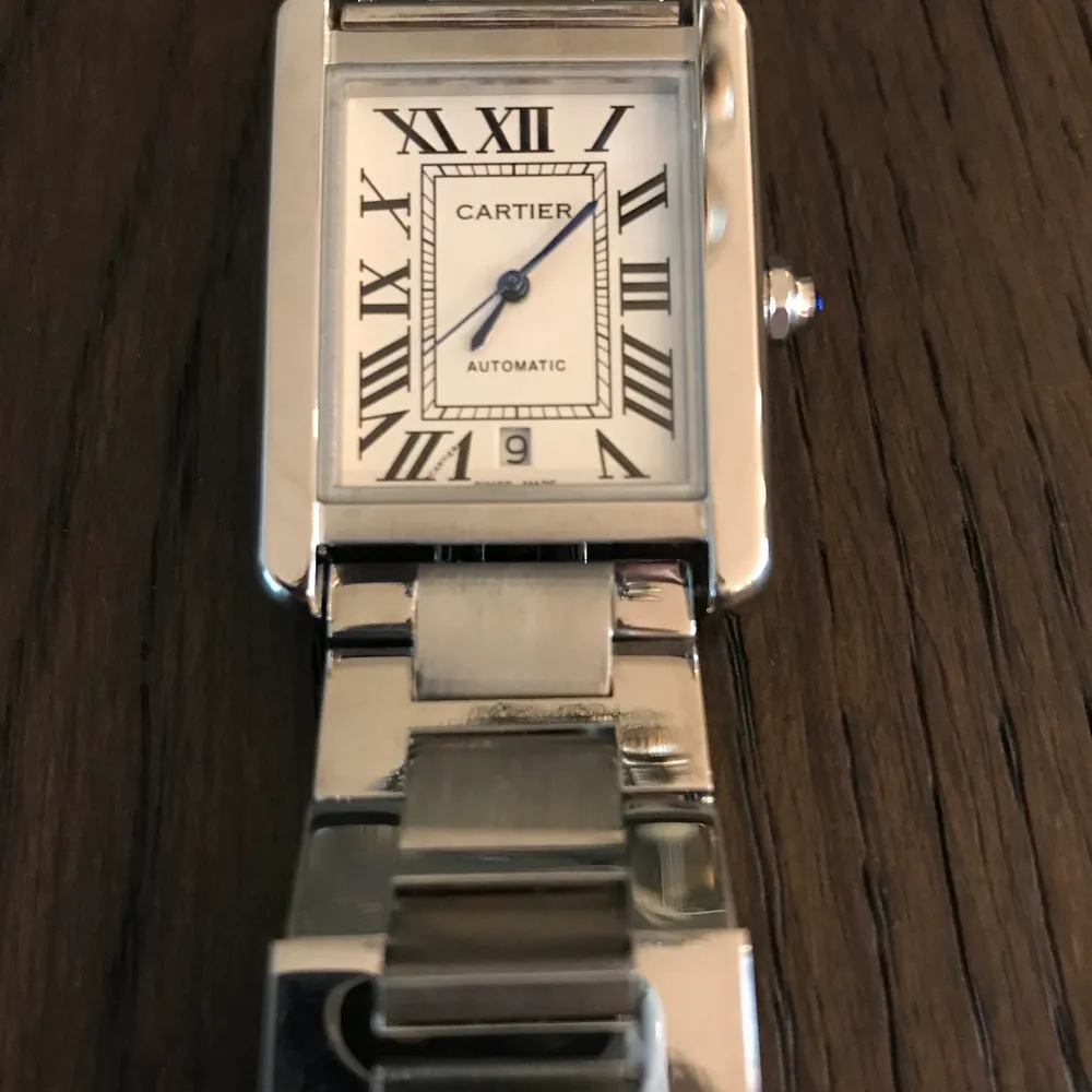 Säljer en helt ny Cartier klocka. Spårbar frakt ingår i priset. Storlek 39mm. Accessoarer.