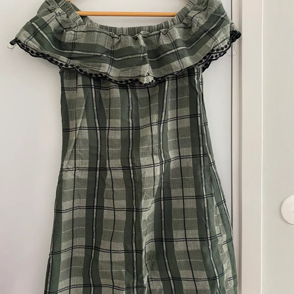 Cutest green, summer dress. Selling it because I don’t wear it anymore 🌷. Good condition 😊. Size is a small but fit well on me, M size. . Klänningar.