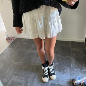 Kjol från Zara, storlek S - Säljer denna supersatsar och somriga kjol från Zara i storlek S. Använt 2 gånger pga att den är för stor för mig💕 Pris: 170 + frakt