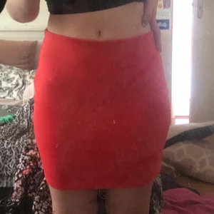 Kort röd kjol  - En kort röd kjol som sitter ganska tight. Den har bra stretch 