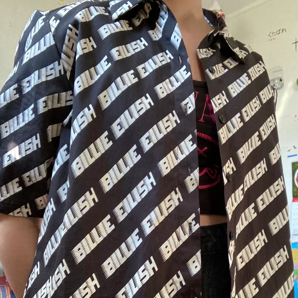 Lite oversized Billie Eilish skjorta från H&M. I väldigt bra skick, då den endast är använd en gång. Den är i storlek XS men skulle säga att den passar även S.. Skjortor.