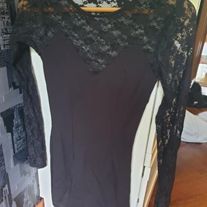 Svart klänning från GinaTricot - Tight klänning från gina med ärmar i svart spets. Storlek XS. Använd 2ggr