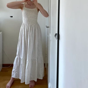 Vit/prickig klänning från H&M - Vit klänning med svarta prickar från H&M, strl S. Perfekt strandklänning för sommarn! Använd några gånger, men fint skick 💘  Frakt på 50kr tillkommer (spårbart)