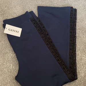 M - Köpta för 1499, märke: GANNI, oanvända, prislapp, mörkblå med mönster vid kanterna, utsvängda byxor 