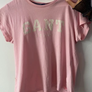 Rosa Gant tröja storlek 158-164cm  - Denhära tröjan körer jag för 2 år sedan 