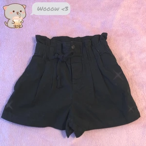 Svarta trendiga shorts  - Svarta fina shorts som är perfekta till sommaren, aldrig använda har etikett. Köpta från Forever 21. Original pris var 22$ men säjer för billigare. Om du vill att jag skickar produkten så blir det +55kr <3