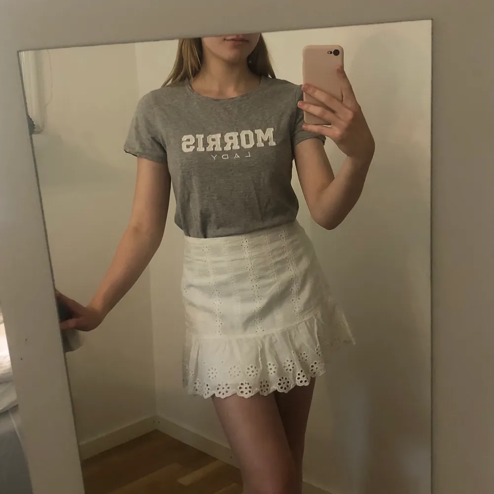 Storlek: S, knappt använd då den är lite för liten, jättefin grå Morris t-shirt, (pris går att diskutera vid snabb affär) köpare står för frakt💕. T-shirts.