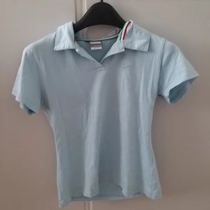 kort nike tröja - fin ljus babyblå blå nike tröja med krage:)