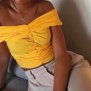 Topp - Gul sommar topp, helt ny endast använd på bilden, etticketten är kvar storlek S