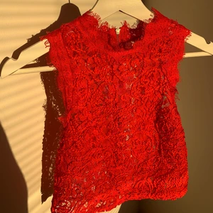Topp - Röd spets topp från zara, använd ett få tal gånger som ny storlek s