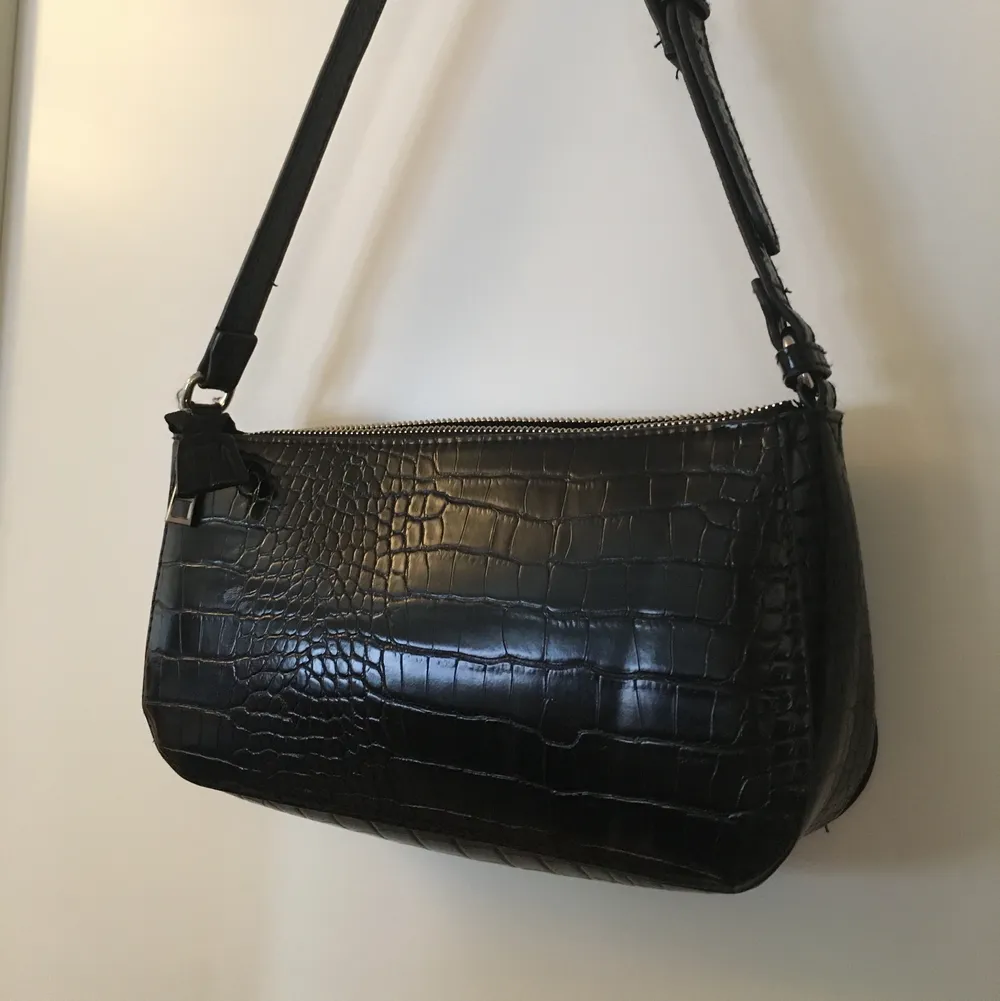 Säljer denna söta väska i svart fake-skinn❤️ Köptes för ett år sedan men är fortfarande i gott skick❤️ Pris går att diskutera. Väskor.