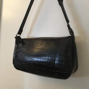 Säljer denna söta väska i svart fake-skinn❤️ Köptes för ett år sedan men är fortfarande i gott skick❤️ Pris går att diskutera