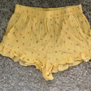 Har ett par jätte fina shorts köpte dom för Ett   År sedan har använt dom en gång  - Gula shorts med blommor och blad volang från monki 