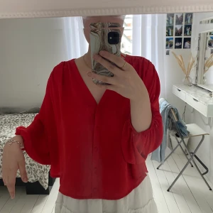 Röd blus  - En röd blus som är väldigt sval 