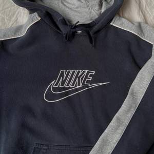 Nike spellout hoodie! Sjukt snygg, vintage men i fint skick. Använder inte längre! Storlek M men oversize fit. 500 kr eller bud. Kan mötas i Malmö eller skickas ☁️🤍
