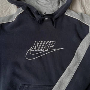 Nike spellout hoodie - Nike spellout hoodie! Sjukt snygg, vintage men i fint skick. Använder inte längre! Storlek M men oversize fit. 500 kr eller bud. Kan mötas i Malmö eller skickas ☁️🤍