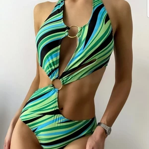 Baddräkt - Sååå fin baddräkt som formar kroppen så himla fint!! 