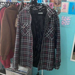 Skjort jacka - As ball o trendig jacka i skjort mönster, den är inte jätte varm så skulle säga att det är en vår jacka. Den är oversized och är i storlek XXL men sitter som en L 🤎🤎 inga defekter eller liknande 
