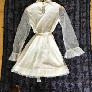 Sexig unik vit klãnning  - En ny unik vit klãnning som passar till allt och fester.Bra till summer och student avslutning.sitter som princesser.Finns fler bilder och köpare står på frakt 