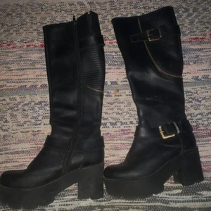 Johnny Bulls stövlar - Säljer dessa Johnny Bulls stövlar strl 36 men passar även vissa som har strl 37 också. De är sparsamt använda under kortare stunder så de är i princip i nyskick då jag har varit väldigt försiktig och varsam med skorna. Priset på skorna kan diskuteras vid snabb affär 😊