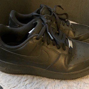 Nike air force 1, stl 39 - Nike Air Force 1. Svarta sneakers från Nike i stl 39. Skorna är i väldigt fint skick och inget är trasigt.  Inköpta i jan 2021 från Nikes hemsida. INGA byten, bara försäljning.