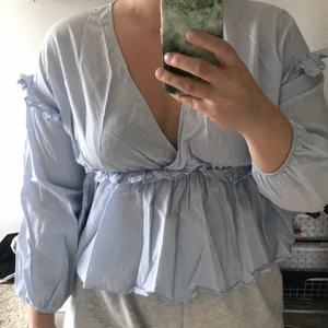 ZARA top - Tröja från Zara som behöver ett nytt hem. Ljusblå tröja med volanger, superskön. 