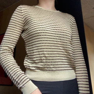 Trendig tröja från zara! - Säljer nu denna trendiga tröja från zara! Beige/guldfärgad med svarta märken på med vinröd glittrig tråd i. Nästan aldrig använd i nyskick, storlek S. Så fin till sommarn när man är brun! Köp direkt för endast 90 så först till kvarn🥰 kontakta mig!!