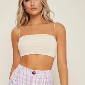 Topp - Säljer denna superfina toppen, den är mer beige i verkligenheten. Storlek L, säljer för 50kr + frakt 🤍